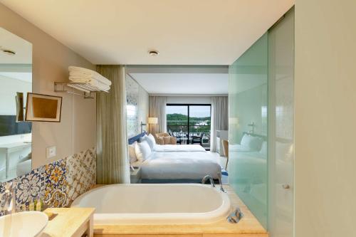 Ένα ή περισσότερα κρεβάτια σε δωμάτιο στο Hilton Vilamoura
