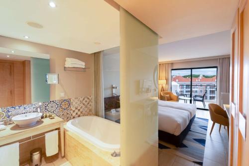 Ένα ή περισσότερα κρεβάτια σε δωμάτιο στο Hilton Vilamoura