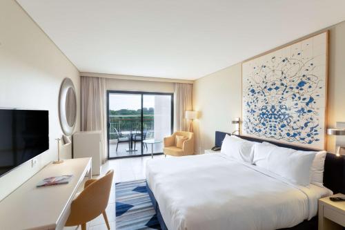 Ένα ή περισσότερα κρεβάτια σε δωμάτιο στο Hilton Vilamoura