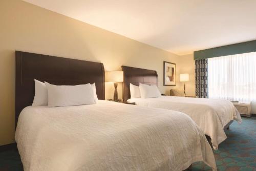 Ένα ή περισσότερα κρεβάτια σε δωμάτιο στο Hilton Garden Inn Fargo
