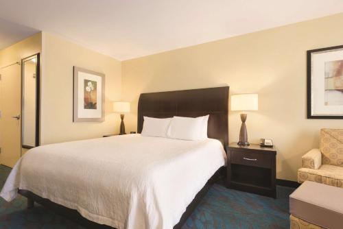 Ένα ή περισσότερα κρεβάτια σε δωμάτιο στο Hilton Garden Inn Fargo