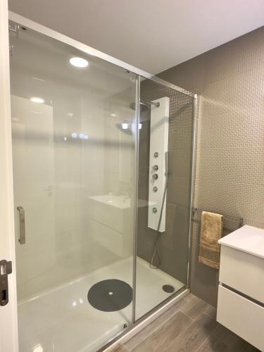 baño con ducha y puerta de cristal en Douro Escape - Riverfront Apartment en Peso da Régua