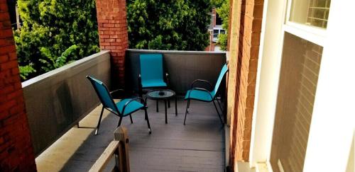 uma varanda com cadeiras e uma mesa na varanda em 2 Bedroom Apt - Stylish, Modern, And Convenient! em Pittsburgh