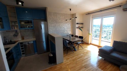 a kitchen and living room with a table and a dining room at RubiCon GreenResidence in Karaburma