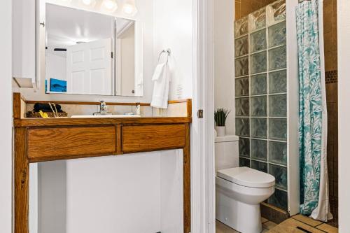 La salle de bains est pourvue d'un lavabo, de toilettes et d'un miroir. dans l'établissement Kauhale Makai 108, à Kihei