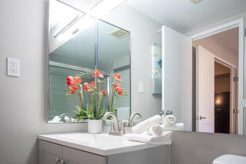 ein Badezimmer mit einem Waschbecken und einem großen Spiegel in der Unterkunft Stay Together Suites on The Strip - 1 Bedroom Apartment with View 656 in Las Vegas