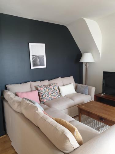 una sala de estar con un sofá y una mesa en Blois, vue panoramique Loire, en Blois