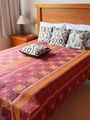 1 dormitorio con 1 cama con colcha roja en Casa de 3 quartos em condomínio em Geriba en Búzios