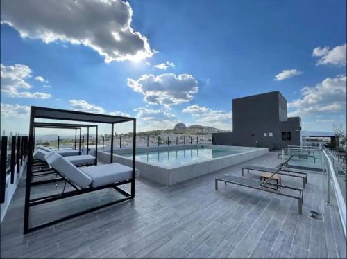 a swimming pool on top of a building at Departamento de Lujo con Alberca Panoramica en Zona Metropolitana de Guadalajara in Guadalajara