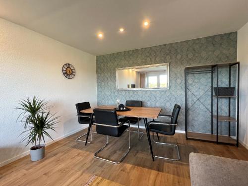 a dining room with a table and chairs at Stilvolles Apartment mit ländlichem Ausblick in Hattingen