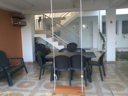 a dining room with a table and chairs and a staircase at Hanna Apart in Federación