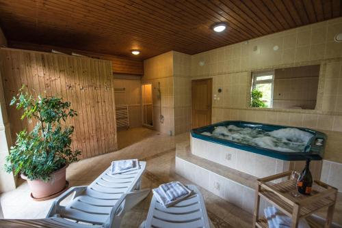 Großes Zimmer mit Badewanne in einem Zimmer mit Stühlen in der Unterkunft Apartmány Braníčkov in Branickov