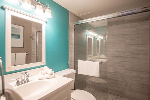a bathroom with a sink and a toilet and a mirror at Stay Together Suites - Condominium On The Strip Sleeps 16 - NO RESORT FEE in Las Vegas
