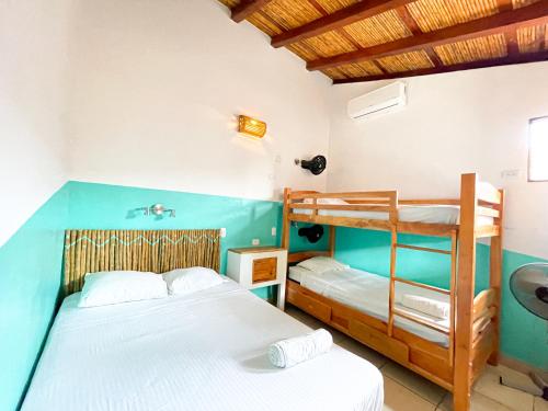 Una cama o camas en una habitación de Oasis Hostel