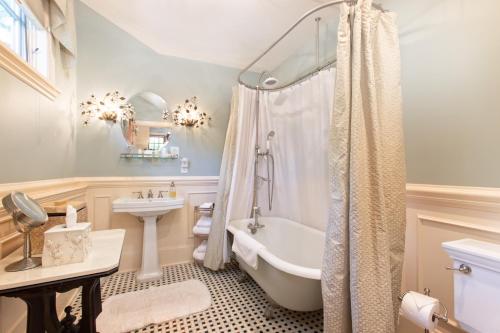 ein Badezimmer mit einer Badewanne, einem WC und einem Waschbecken in der Unterkunft Black Walnut B&B Inn in Asheville