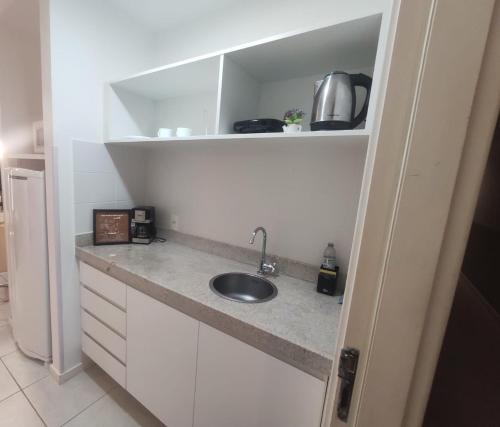a kitchen with a sink and a counter top at F410 FB Flat em hotel em Brasília Central in Brasilia