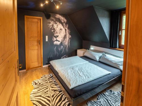 Cozy apartment in Herrischried in a charming area في Herrischried: غرفة نوم بسرير مع أسد على الحائط
