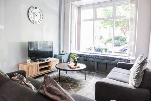 sala de estar con 2 sofás y TV en BIRMINGHAM Cosy Contractor House - FREE WIFI!, en Birmingham