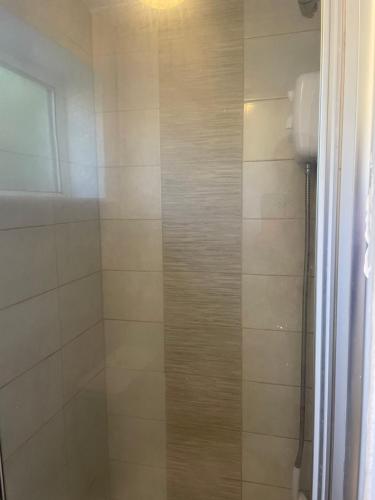 um chuveiro com uma porta de vidro na casa de banho em Transformative housing 6 Bedford em Derby