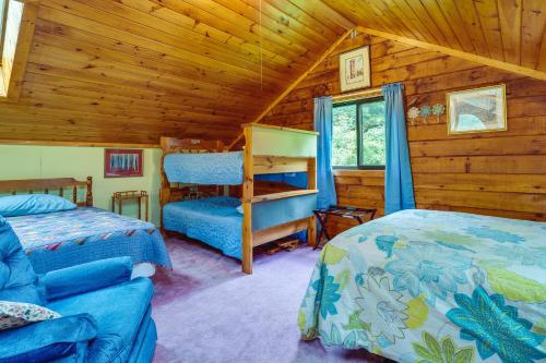 1 dormitorio con 2 camas en una cabaña de madera en Pet-Friendly Jamestown Cabin with Fire Pit and Deck! en Jamestown