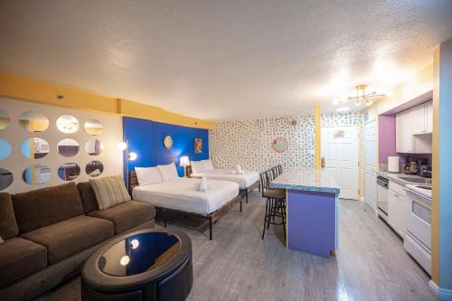 a living room with a couch and a kitchen at Stay Together Suites - Suite On The Strip Sleeps 8 - NO RESORT FEE in Las Vegas