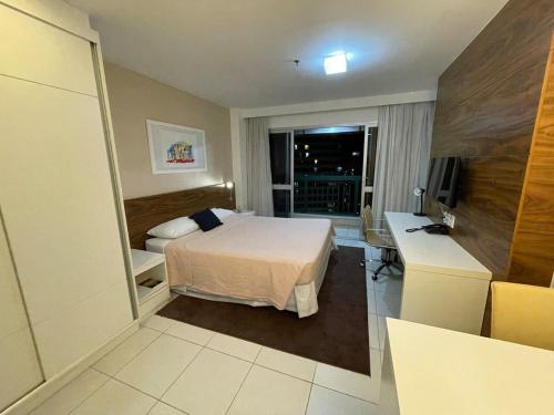 Habitación de hotel con cama y espejo grande en V1117 Lindo flat aconchegante em Hotel de BSB en Brasilia