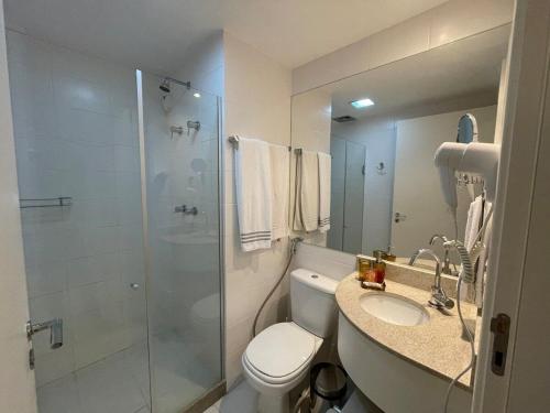 a bathroom with a toilet and a shower and a sink at V1117 Lindo flat aconchegante em Hotel de BSB in Brasilia