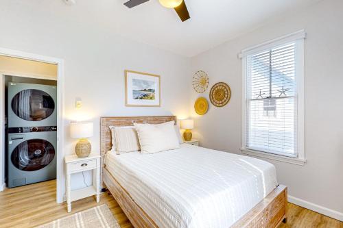 une chambre avec un grand lit et une fenêtre dans l'établissement Cottage Retreat, à Wells