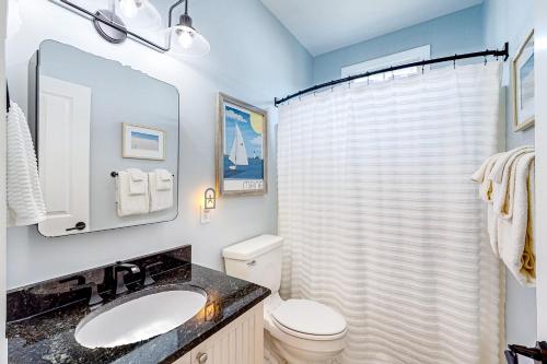 une salle de bain avec toilettes et rideau de douche dans l'établissement Cottage Retreat, à Wells