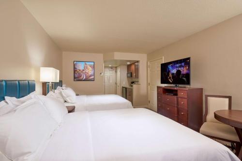 Hilton Grand Vacations Club Paradise Las Vegas 객실 침대