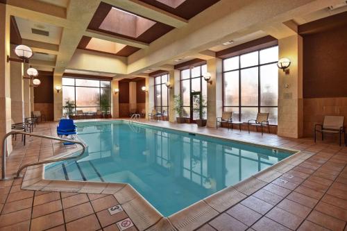 Bazén v ubytování Embassy Suites Lexington nebo v jeho okolí