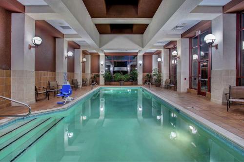 Bazén v ubytování Embassy Suites Lexington nebo v jeho okolí