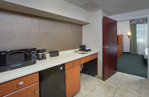 Kuchyň nebo kuchyňský kout v ubytování Embassy Suites Lexington