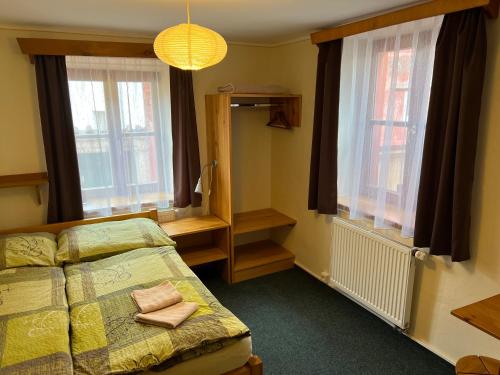 Una cama o camas en una habitación de Hostel Postel