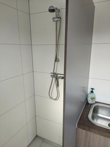 Koupelna v ubytování Voormalig strandhuisje in boomgaard in Hengstdijk
