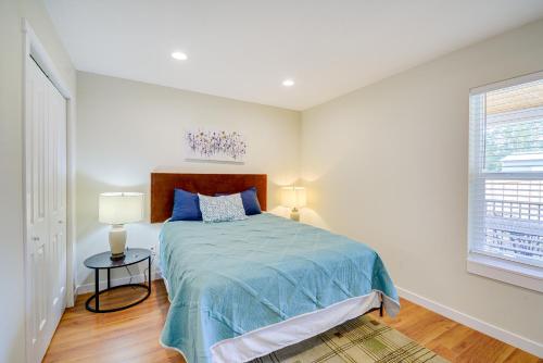 ein Schlafzimmer mit einem Bett mit einer blauen Decke in der Unterkunft Westport Vacation Rental with Private Hot Tub! in Westport