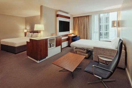 倫敦的住宿－倫敦塔希爾頓逸林酒店，酒店客房 - 带两张床、一张桌子和一把椅子