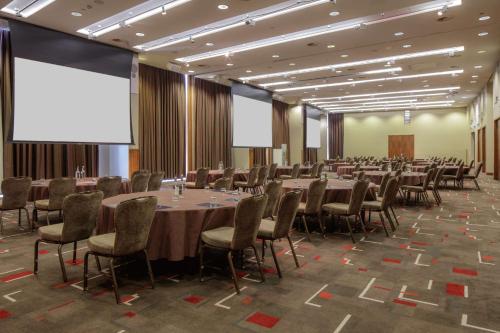 a conference room with tables and chairs and whiteboards at Hilton Liverpool City Centre in Liverpool