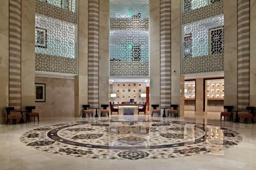 un hall avec une grande horloge au milieu d'un bâtiment dans l'établissement Hilton Luxor Resort & Spa, à Louxor