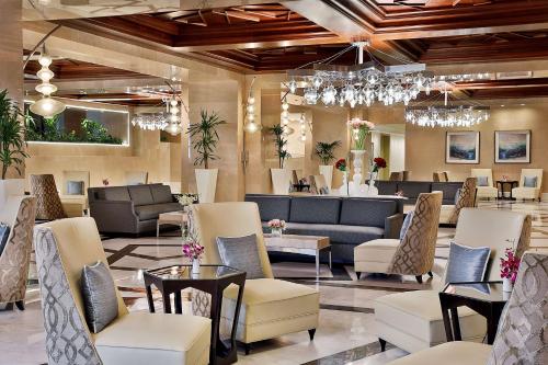 een lobby met stoelen en een wachtkamer bij Hilton Suites Makkah in Mekka