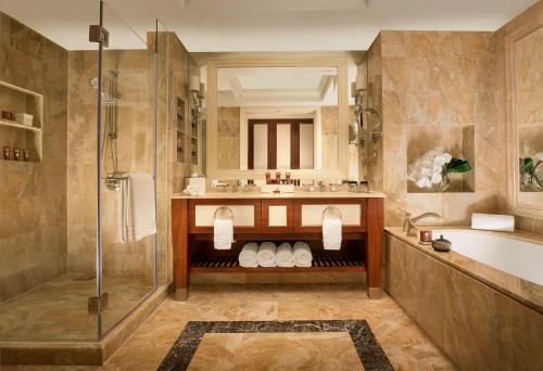 y baño con bañera, lavamanos y ducha. en Conrad Macao, en Macau