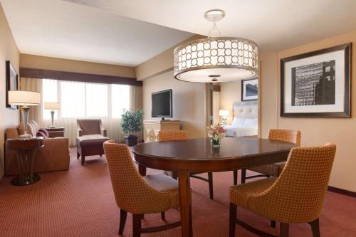 Embassy Suites by Hilton Kansas City International Airport Image