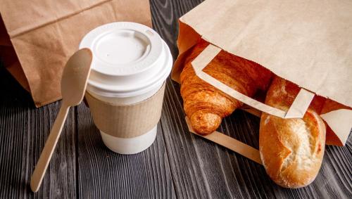 een kopje koffie en wat croissants op een tafel bij Magnuson Hotel West Liberty in West Liberty