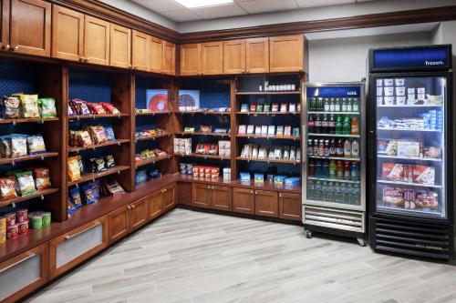 Supermarket nebo jiné obchody v  hotelu nebo okolí