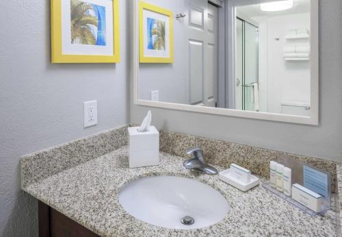 Koupelna v ubytování Hampton Inn & Suites Miami-Doral Dolphin Mall