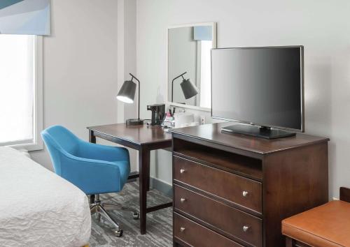 TV a/nebo společenská místnost v ubytování Hampton Inn & Suites Miami-Doral Dolphin Mall