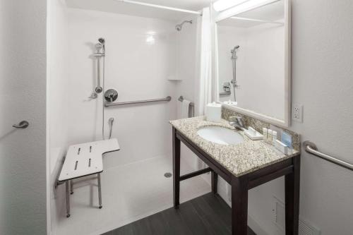 W łazience znajduje się umywalka i lustro. w obiekcie Hampton Inn & Suites Miami-Doral Dolphin Mall w Miami