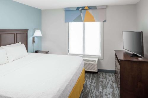 Postel nebo postele na pokoji v ubytování Hampton Inn & Suites Miami-Doral Dolphin Mall