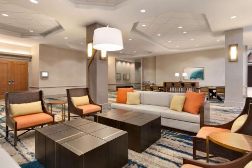 Χώρος καθιστικού στο Embassy Suites by Hilton Monterey Bay Seaside