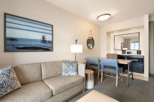 Η κουζίνα ή μικρή κουζίνα στο Embassy Suites by Hilton Monterey Bay Seaside